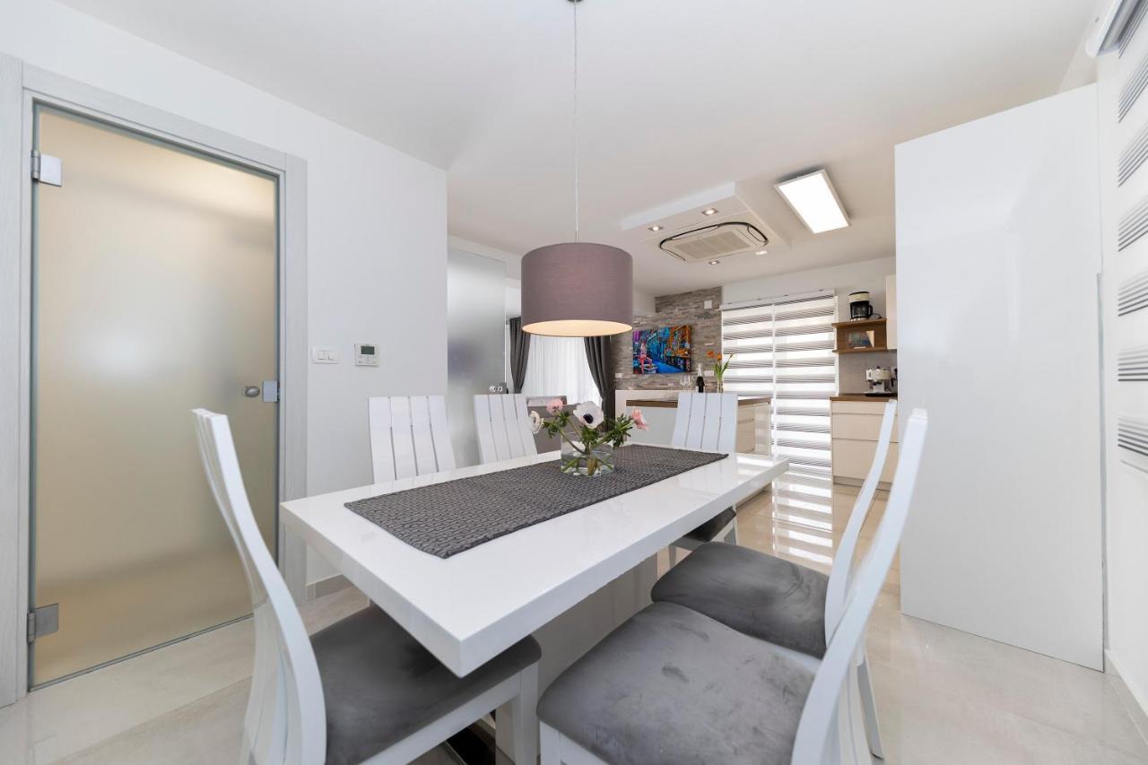 Joy 1 Apartment 诺瓦利娅 外观 照片